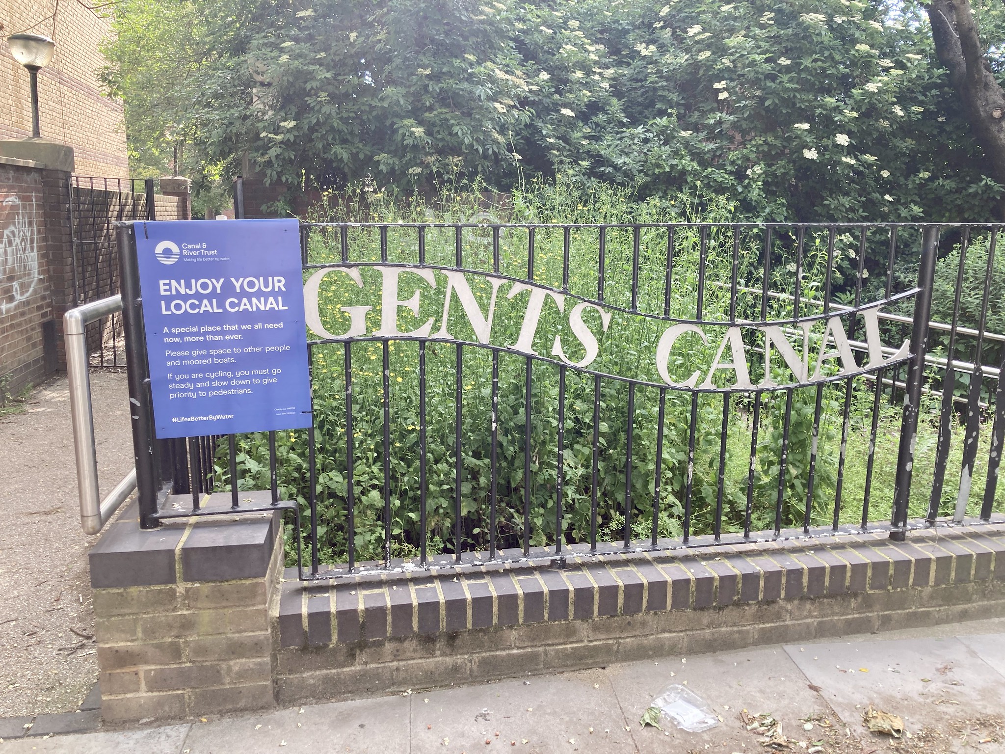 Londonist - An unfortunately placed sign. At least someone didn't nick ...
