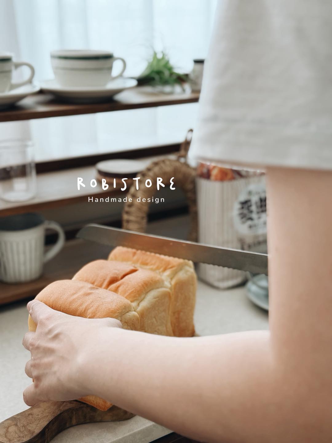 Robi store - #蜂蜜中種軟吐司 每次遇到大暴雨，不能出門晃晃的時候～... | Facebook