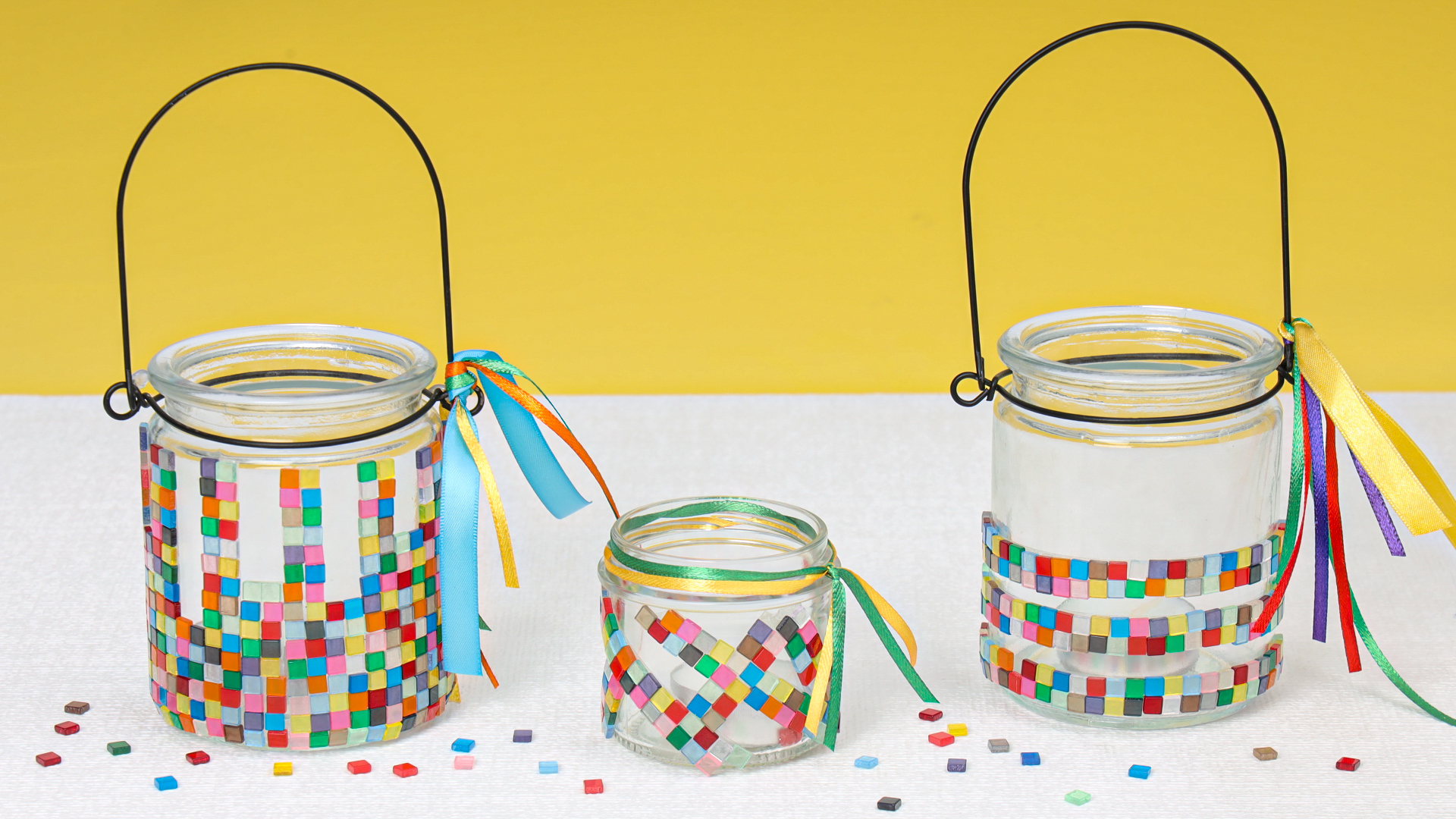 🌞Bunte Windlichter selbst basteln!🌈 Bringt Farbe in den Sommer mit unseren DIY-Windlichtgläsern! Verwandelt einfache Windlichter oder Marmeladengläser in leuchtende Kunstwerke. Fixiert bunte Kunstharz