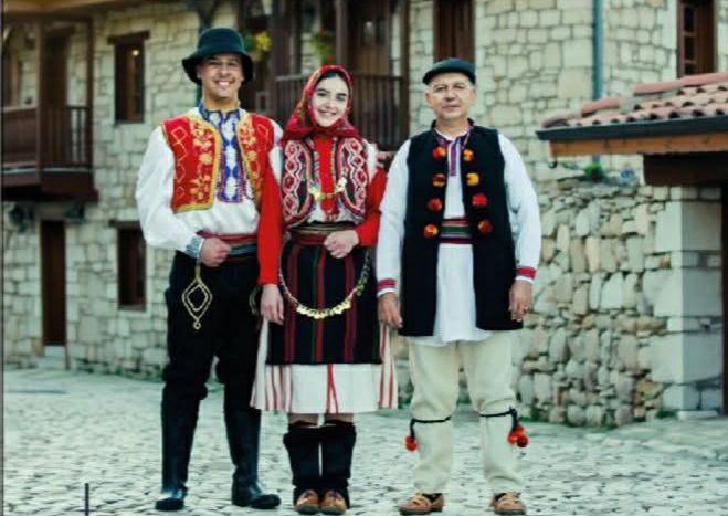 Korça - Veshjet e pakicave kombëtare maqedonase, arumune dhe rome ...