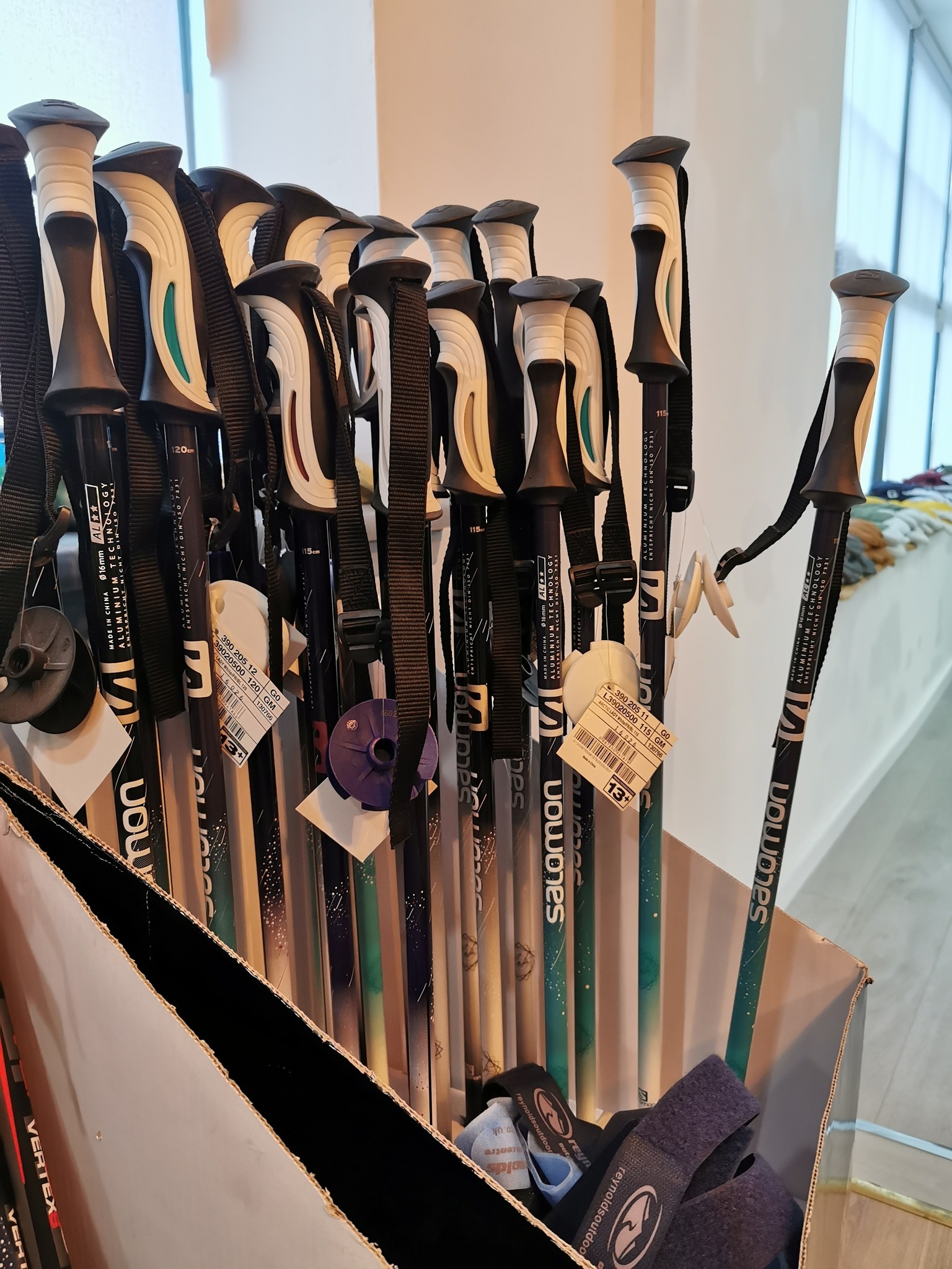 salomon dynamic aluminum entspricht nicht din iso 7331 ski poles Hacker S3 Salomon Steep ski poles are designed with steep terrain and freeride days in mind STEEP VARIO S3 Alpine poles