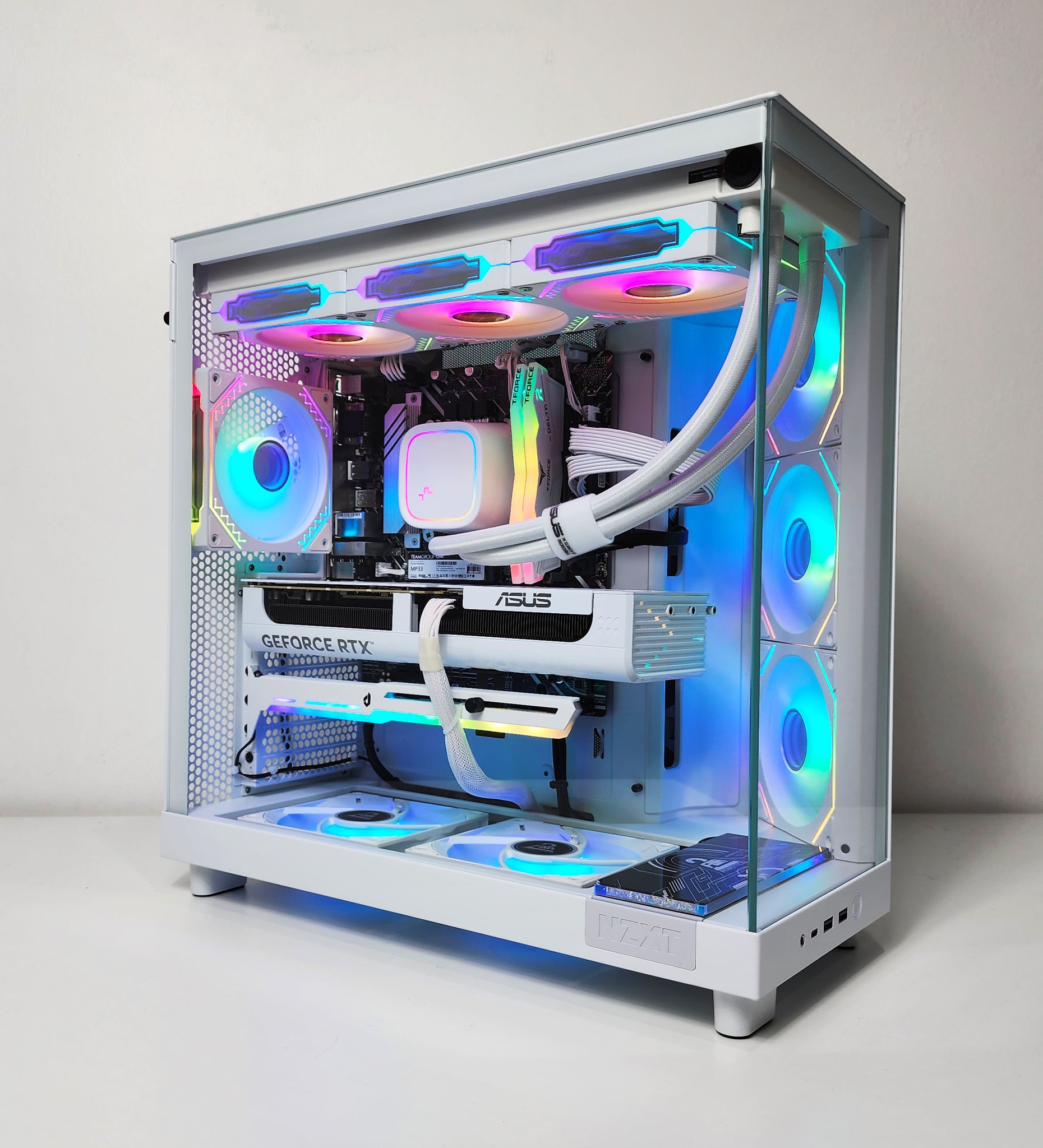 NZXT H6 Flow White with Asus RTX 5070 and i5-14400F