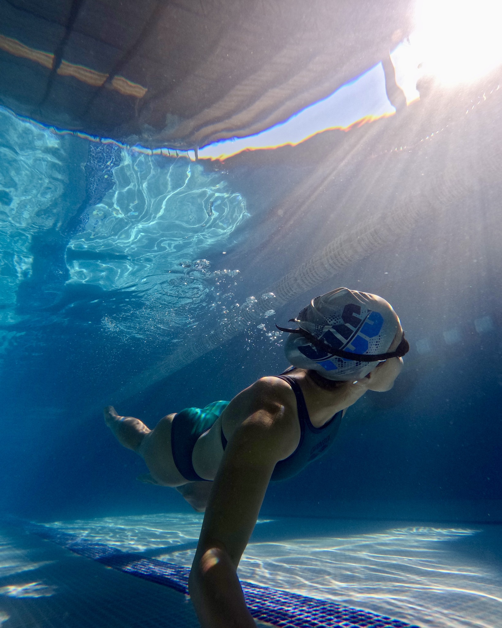 GoPro - Bajo el agua todo se siente más libre 🌊🏊‍♀️ La foto del día la ...