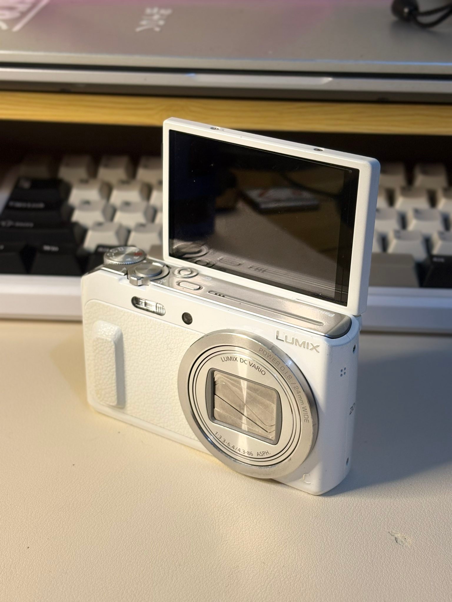 LUMIX TZ57 WHITE (FLIP SCREEN)