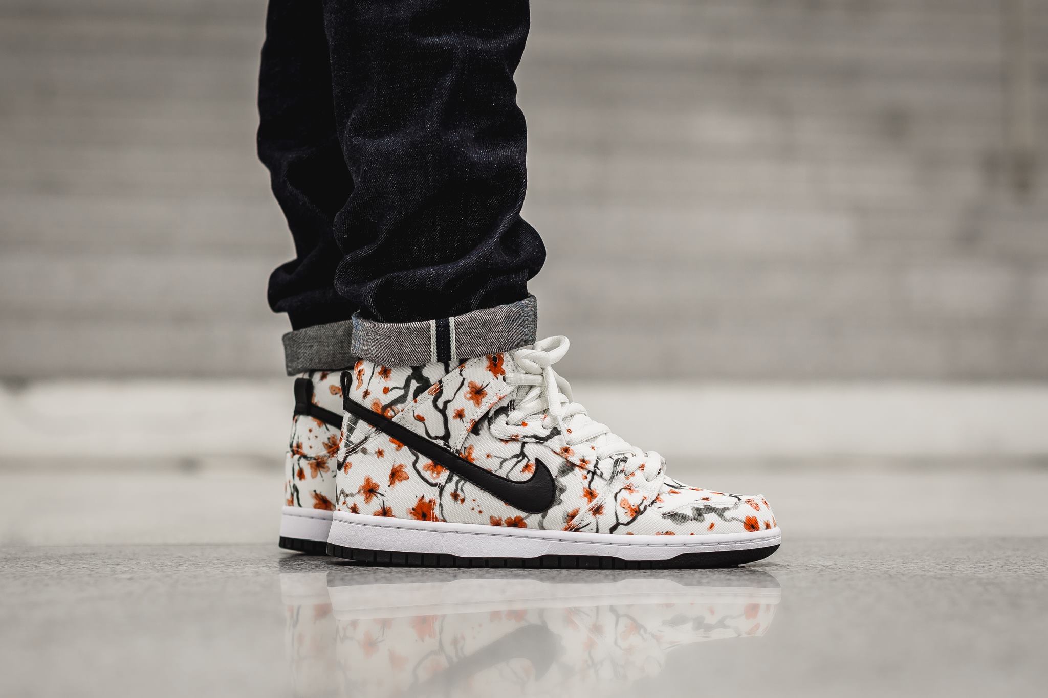 ONLINE NOW! Nike SB Dunk High Pro - Sail/Black-Light Crimson-White