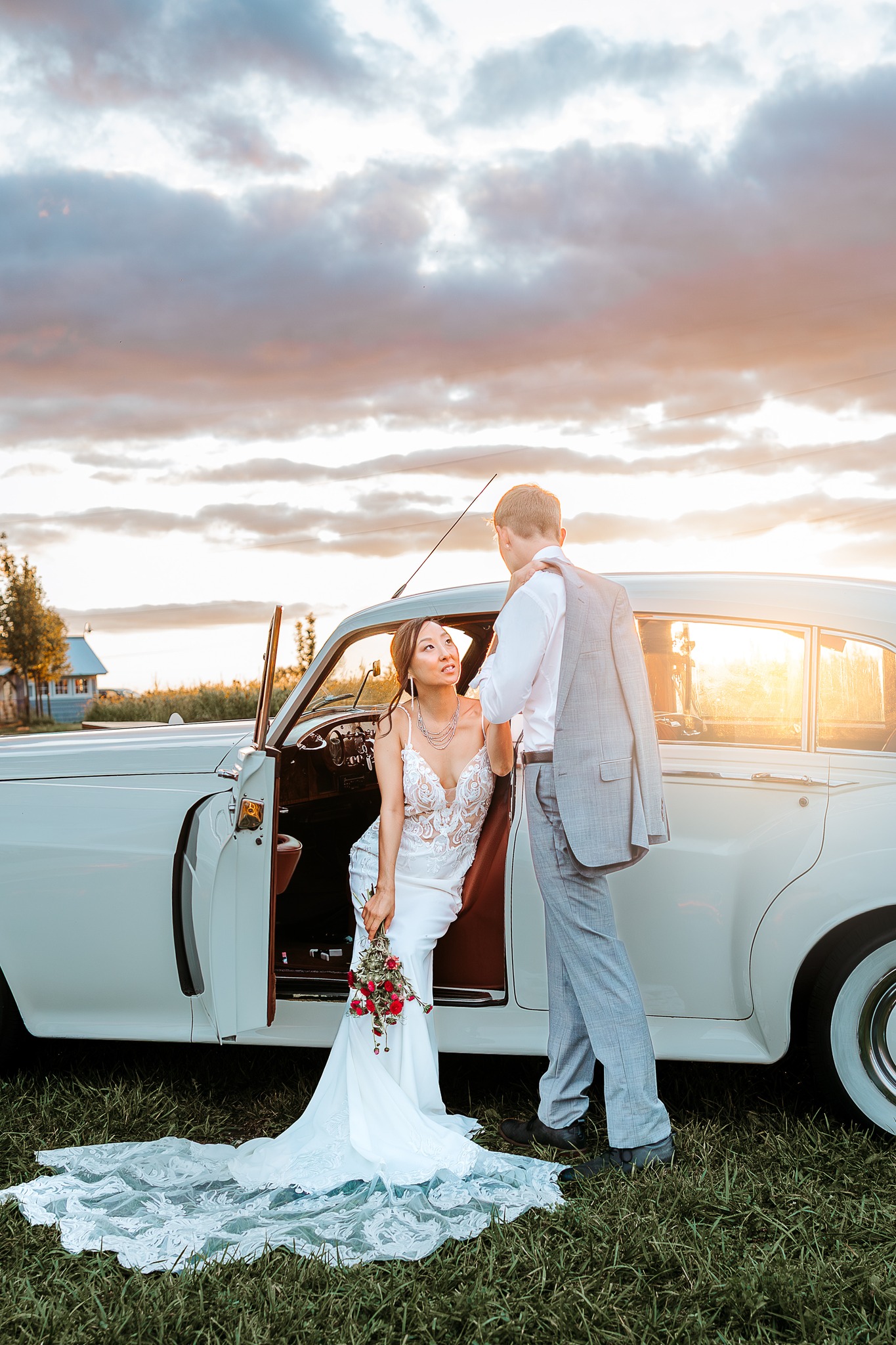 Picking out your wedding dress shouldn't be a stressful experience. 👗 Our friends at Frontroom Couture Naperville are here to help you navigate wedding dress shopping! Start early, set a clear budget