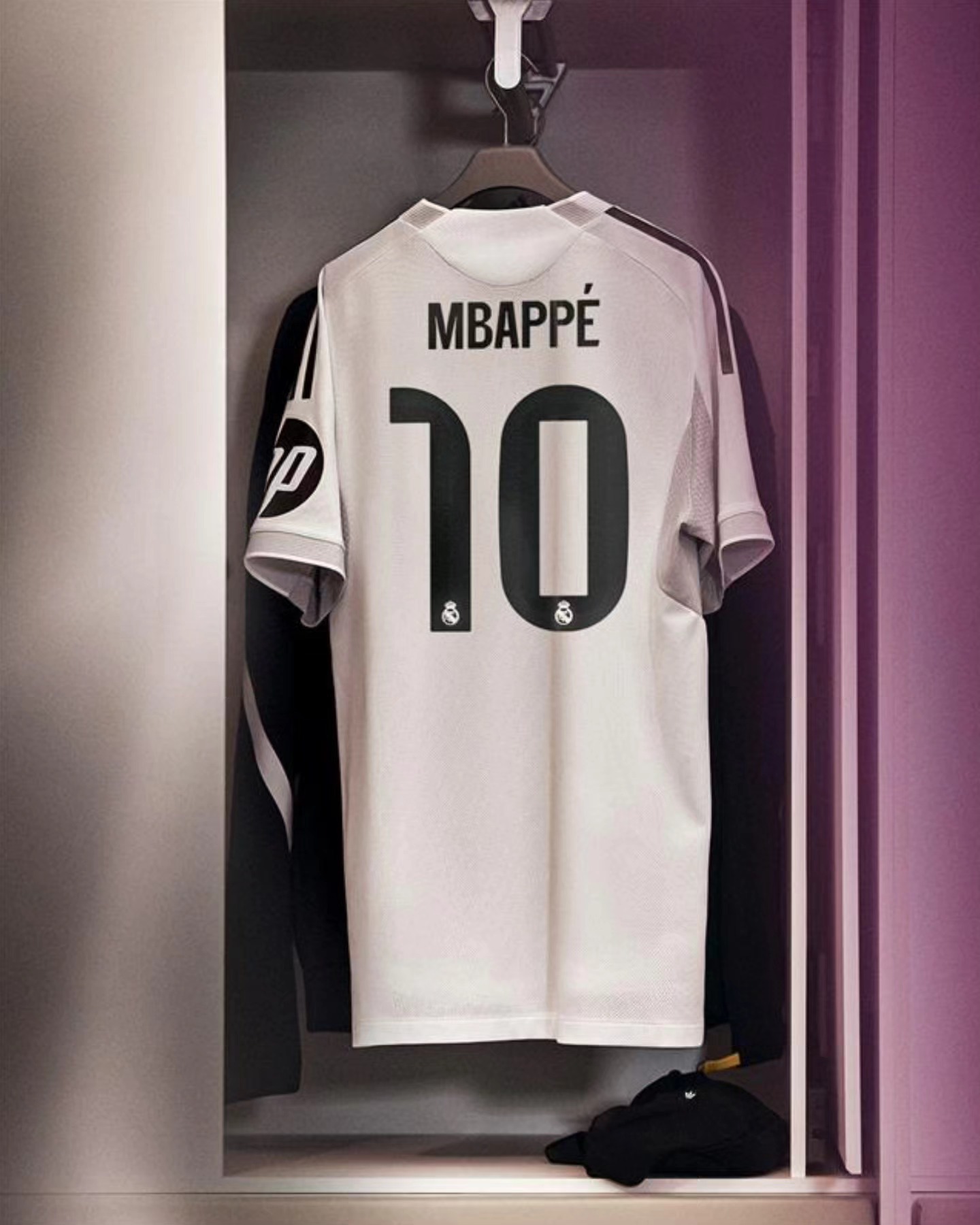 Kylian Mbappé is officially Real Madrid's new No.10 🤍 Big number