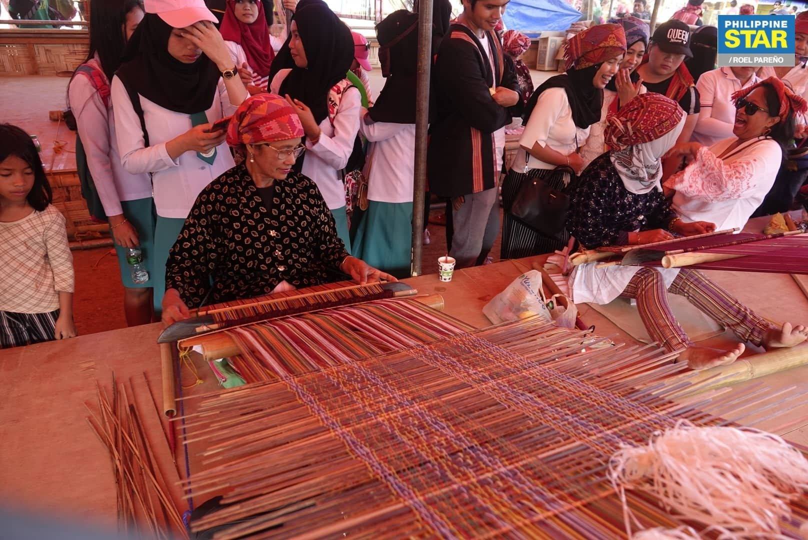 Philippine Star - IN PHOTOS: Yakan weavers of Tennun cloth...