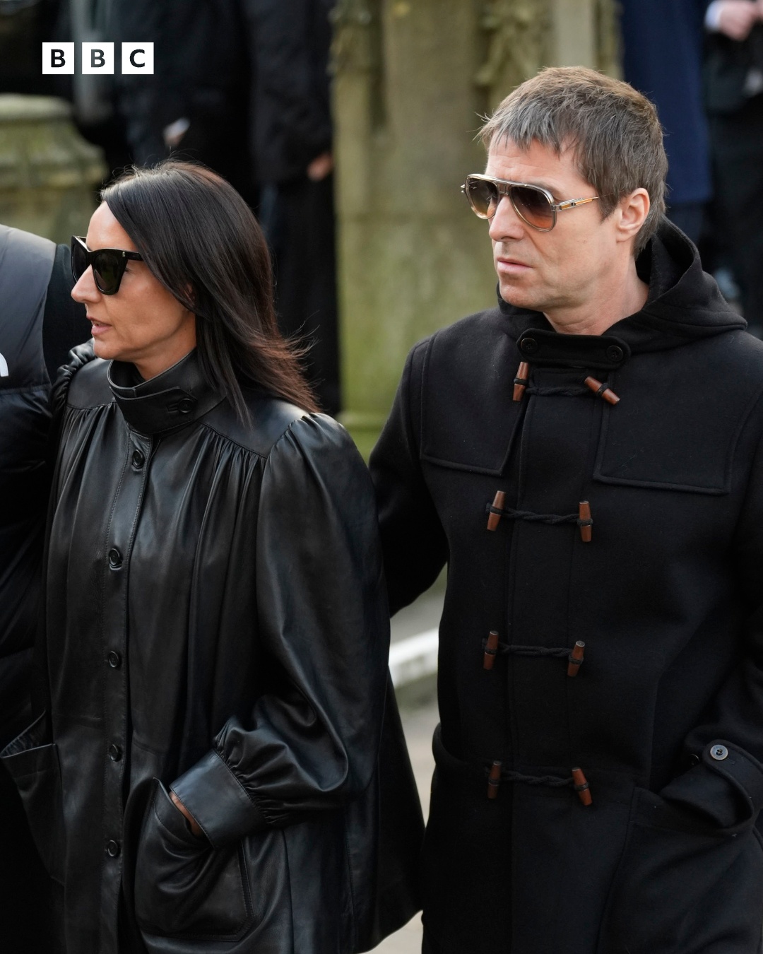 LIAM & NOEL GALLAGHER AND THE REMAINING MEMBERS OF THE STONE ROSES