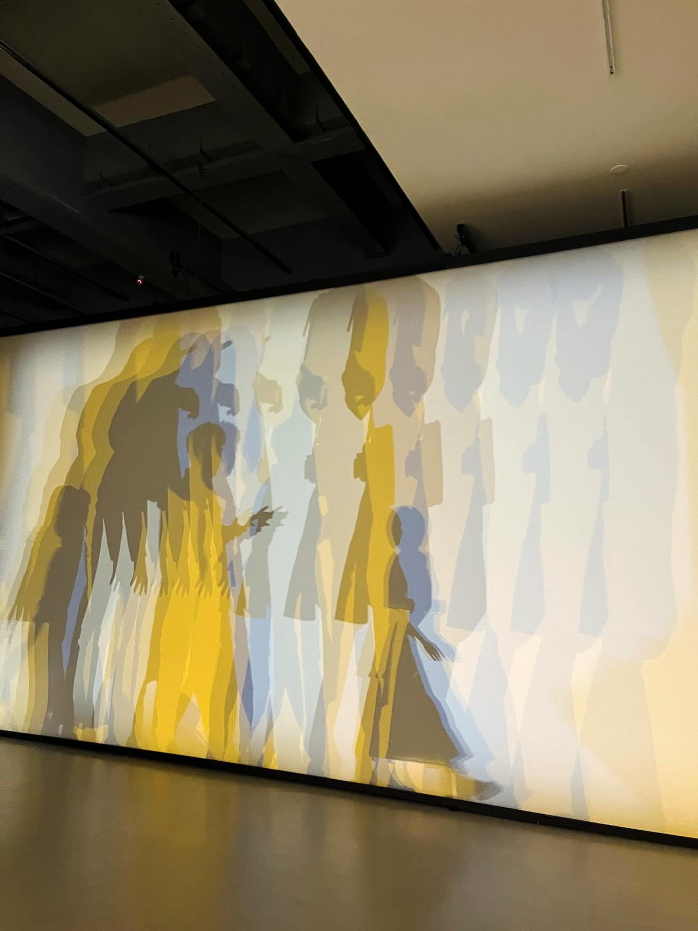 連俞涵 - 看展讓我放鬆 就這樣一直在美術館裡面走 然後再到外面曬一點太陽 一天走一萬步 找回生活節奏... | Facebook