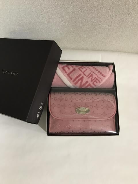 本日ご紹介するのは「セリーヌのポーチ＆タオル」のセット。 ※お馴染み
