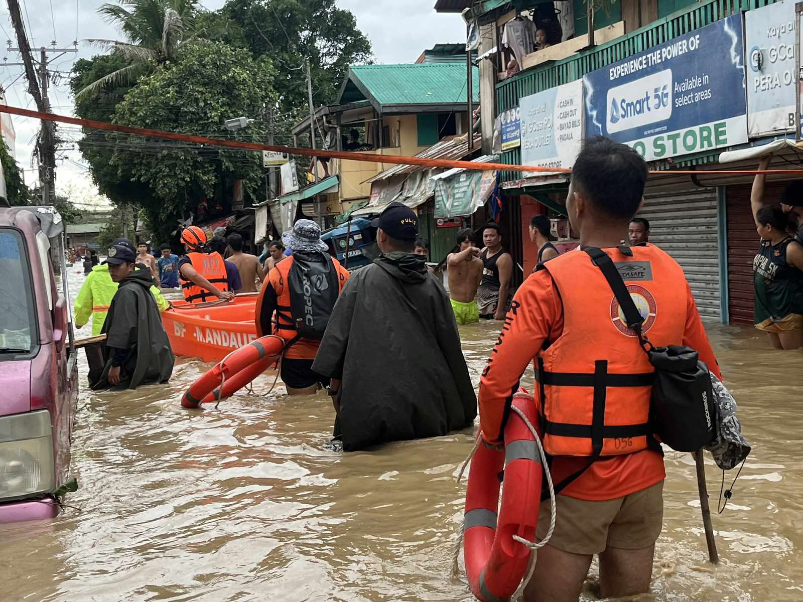 MANILA - LOOK: Philippine Coast Guard personnel rescue residents ...