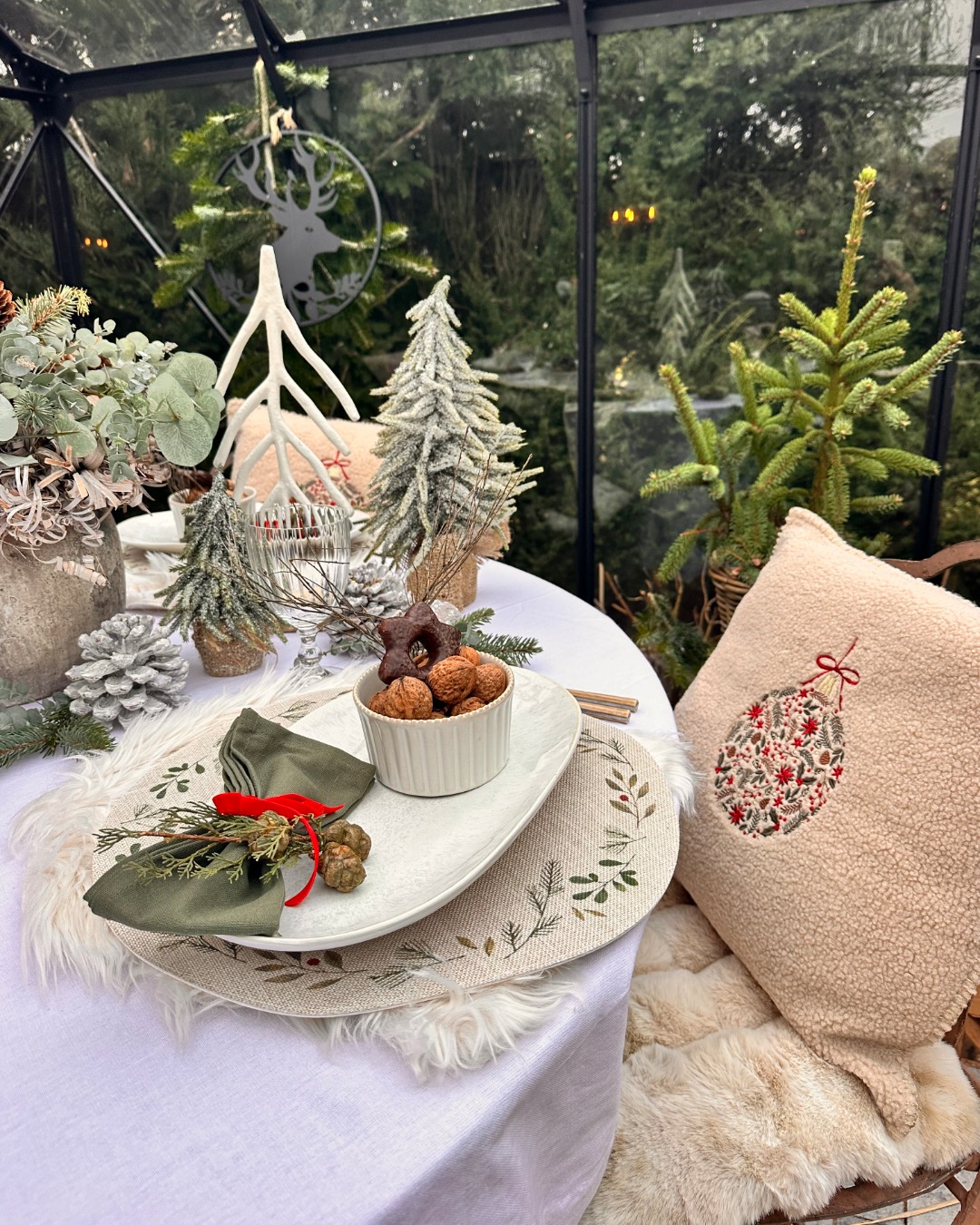 Pünktlich zu Weihnachten hat die liebe @inas_landleben stilvoll aufgetischt. Mit schlichtem Geschirr und zauberhafter Tannendeko entsteht eine warme und einladende Atmosphäre. Flauschige Felle und Kis