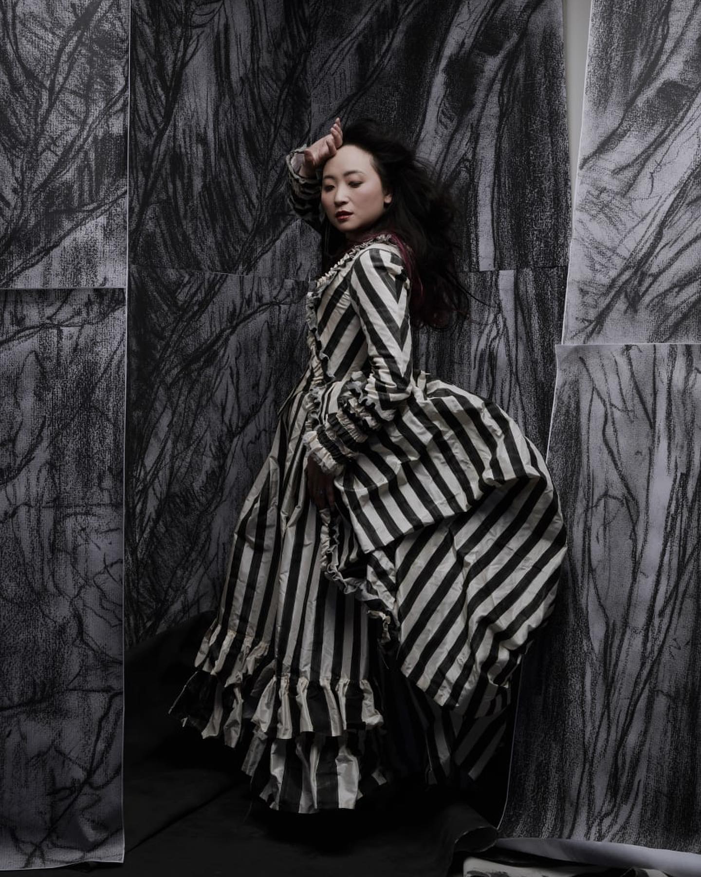 sleepy hollow black and white dress Asking for a friend. When you think of the film what costume do you think of OTHER THAN THE STRIPE DRESS. As in what costume do you Sleepwear Vesper bengaline high neck Color:White/White hoop skirt underneath to