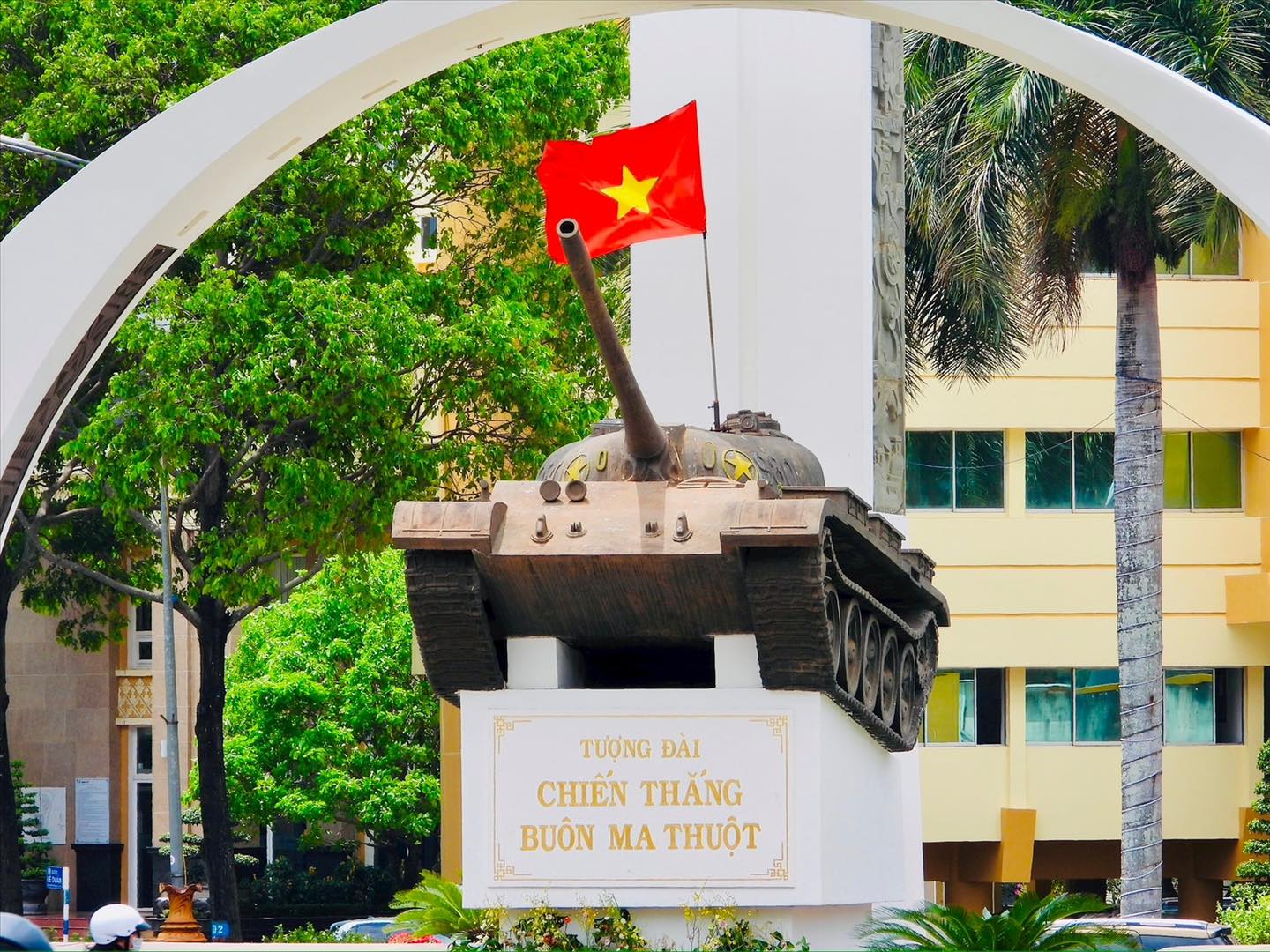 Báo - Hình ảnh chiếc xe tăng tại Tượng đài Chiến thắng Buôn Ma Thuột ...