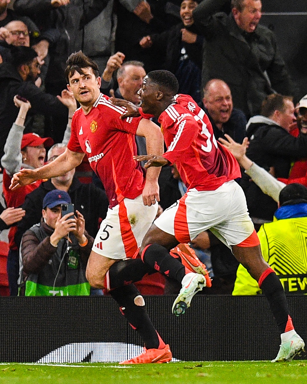 Bleacher - 109'—Manchester United trail Lyon 6-4 on aggregate 120+1 ...