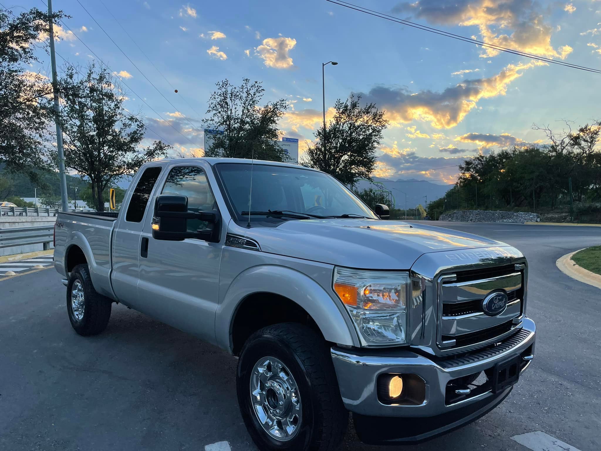 Rodgar Trucks - 🔝Ford f-250 2013🔝 ⛓súper duty ⛓ 💯Pocas en...