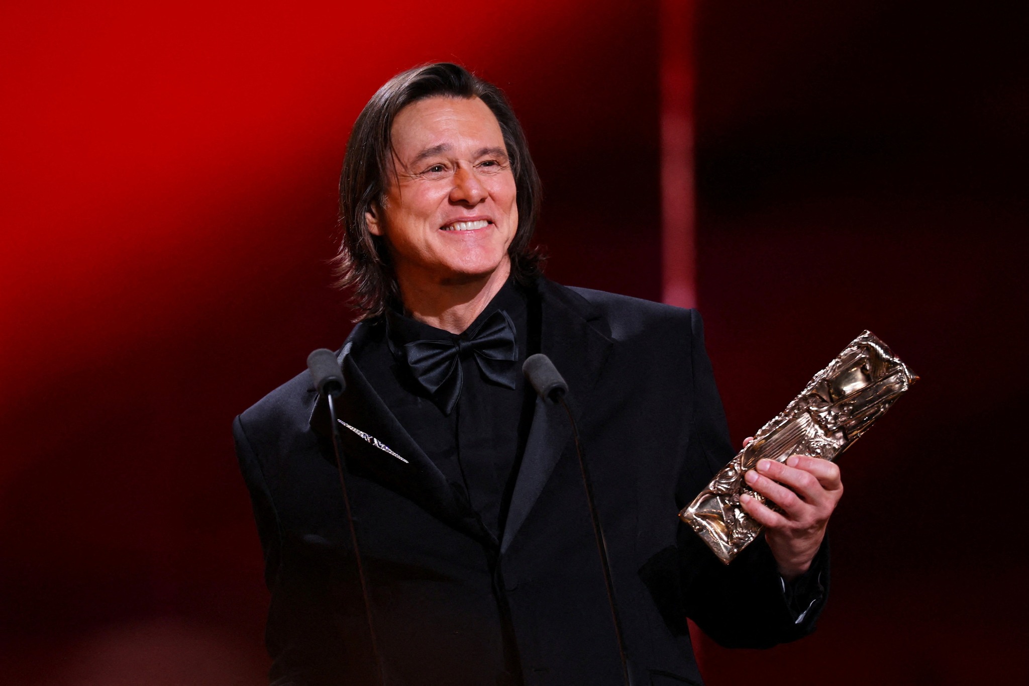Page - Plastic surgeon weighs in on Jim Carrey's 'major surgical ...
