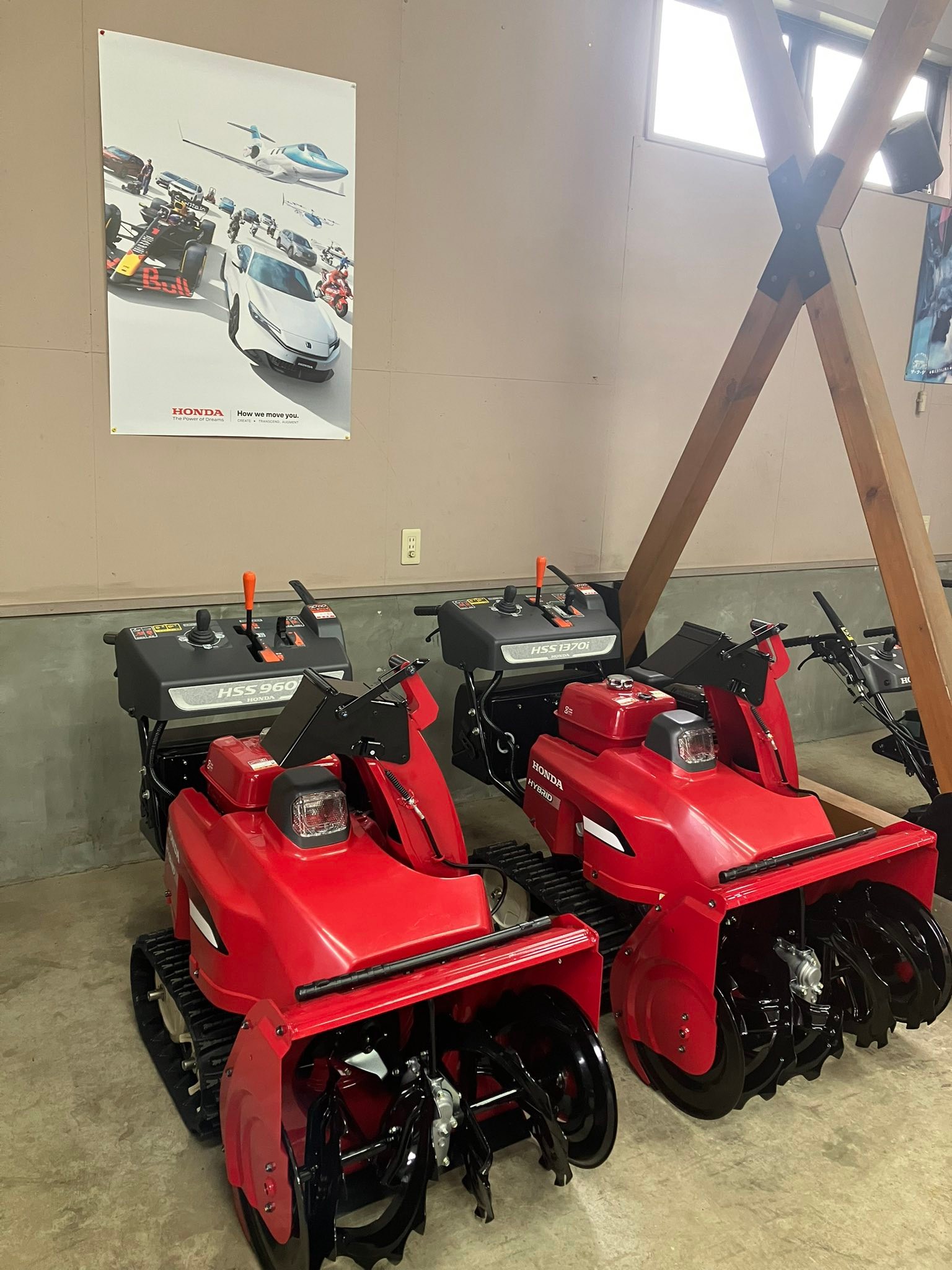 今年発表された新型除雪機の展示車が届きました。 操作がとても簡単に 