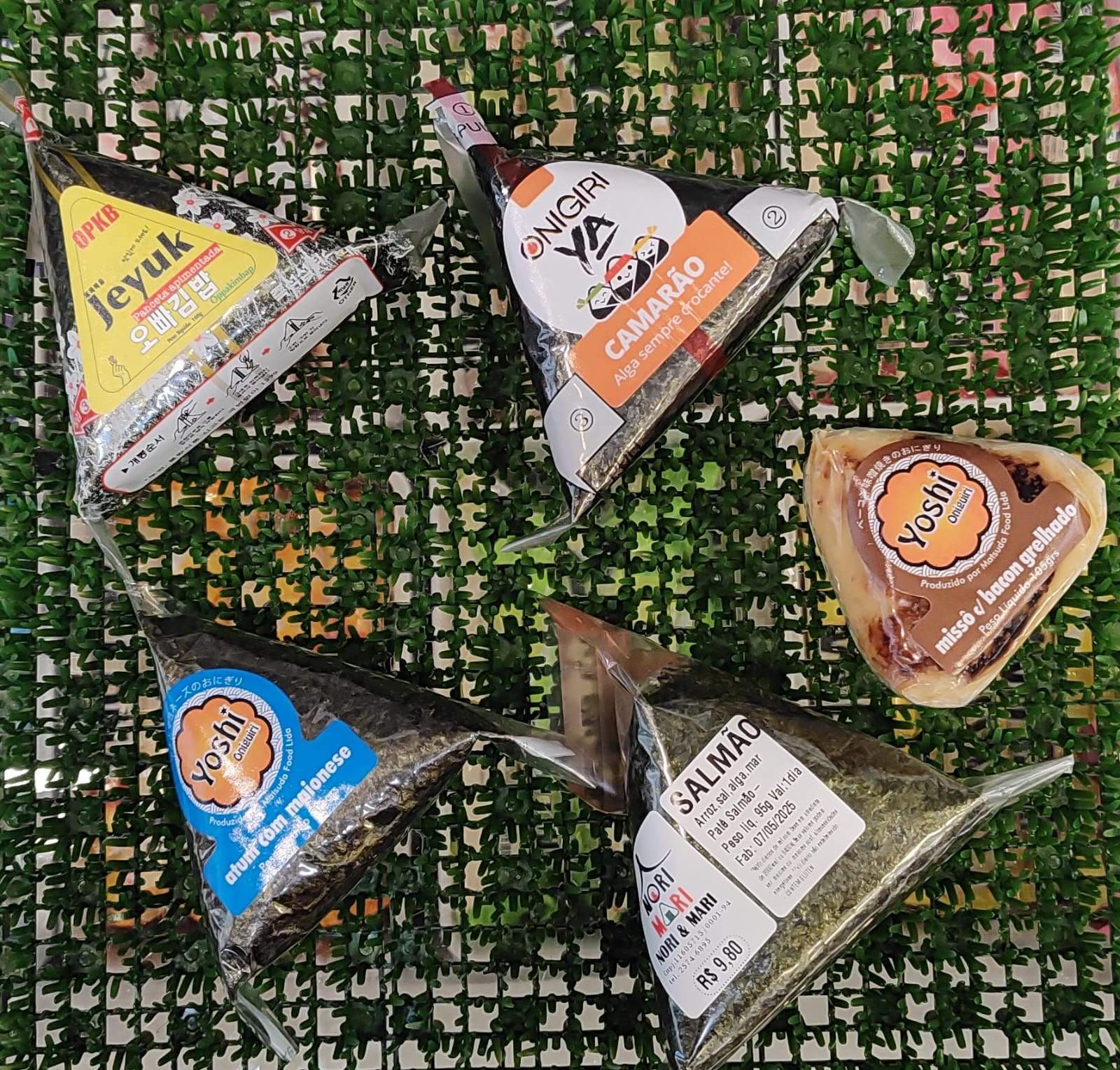 Para uma refeição rápida e gostosa, que tal um onigiri? Temos de