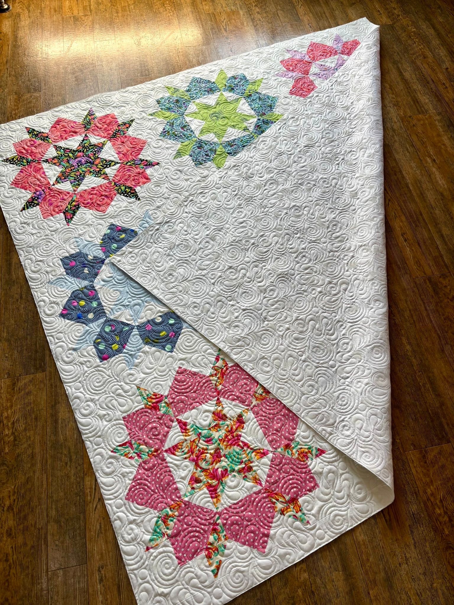 Day Tripper E2E for the win on Laura's quilt. Such a fun quilt