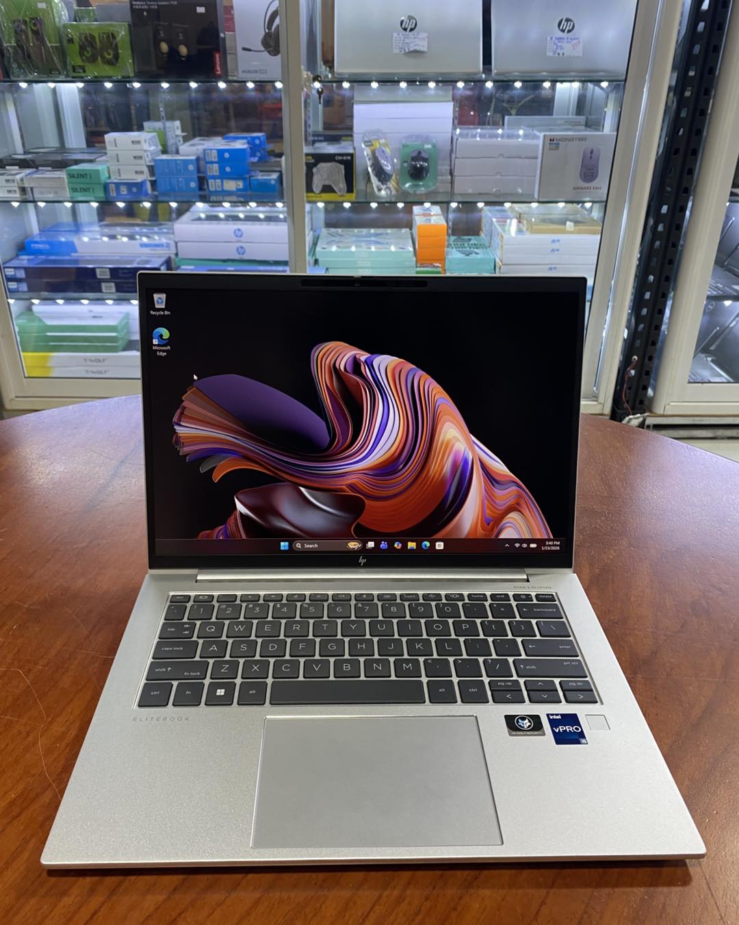 HP Elitebook 840 G9 CPU: i5-12th Ram: 16GB SSD: 256GB Screen: 14 