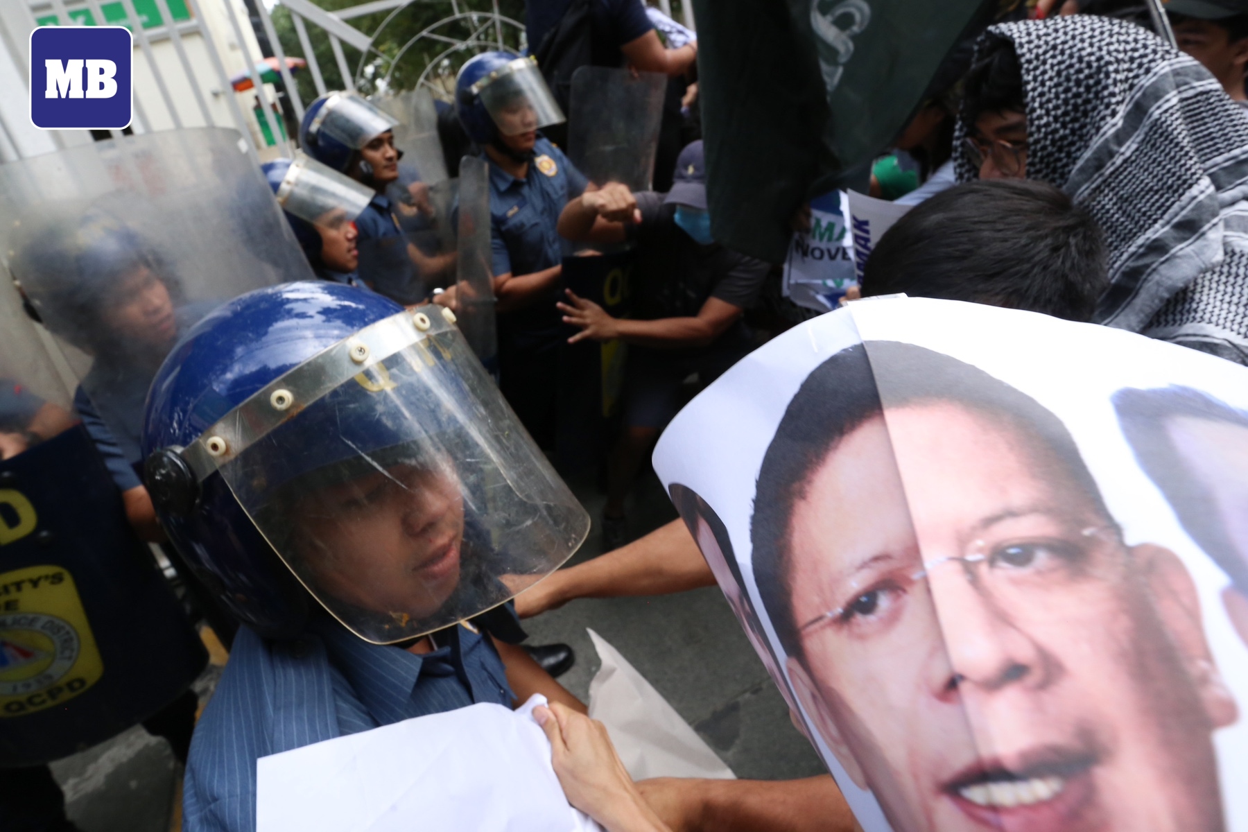 MANILA - Anti-corruption protesters clash with riot police as they ...