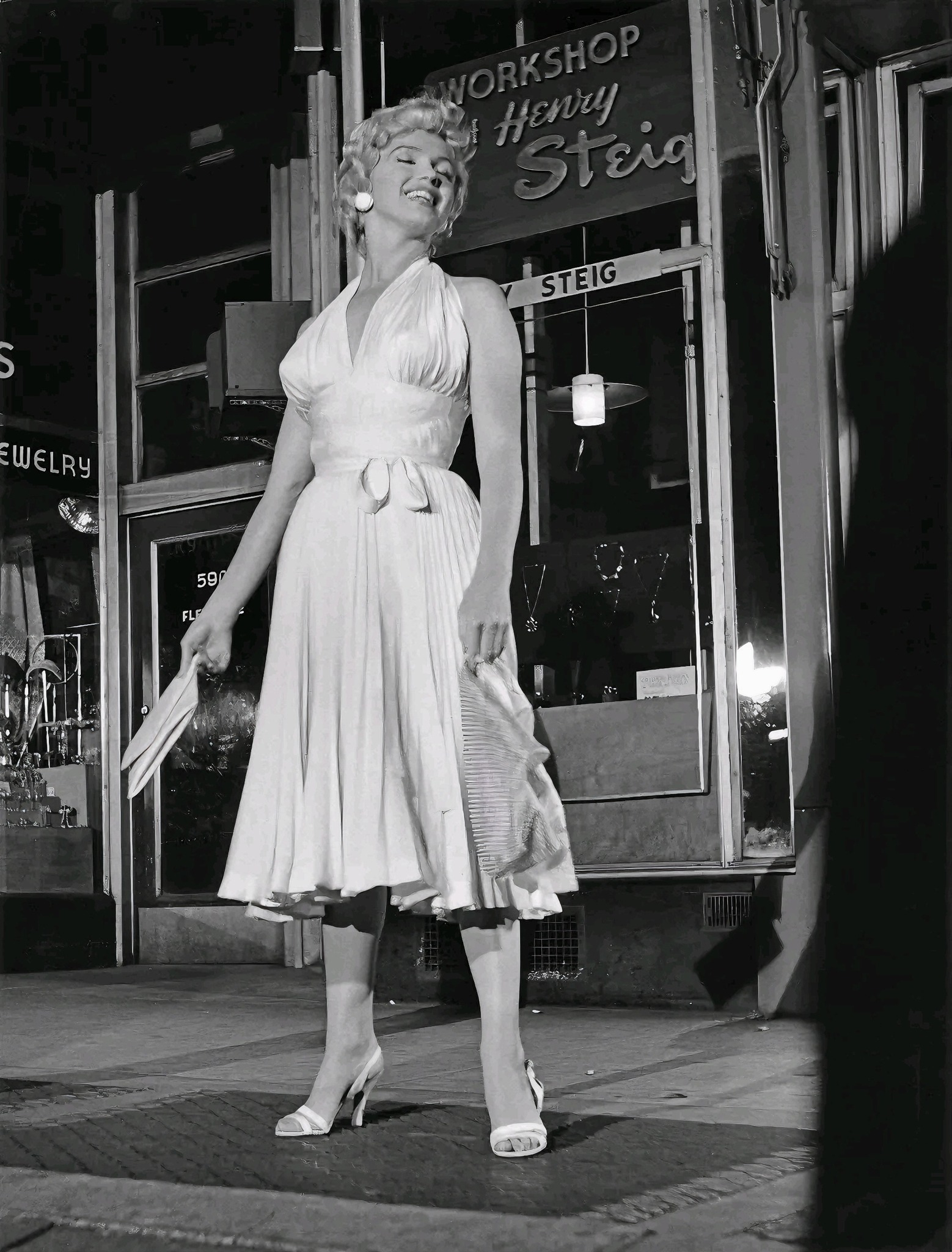 marilyn monroe white dress Art All photos and bio are bevel Marilyn Monroe's White Dress: Details
