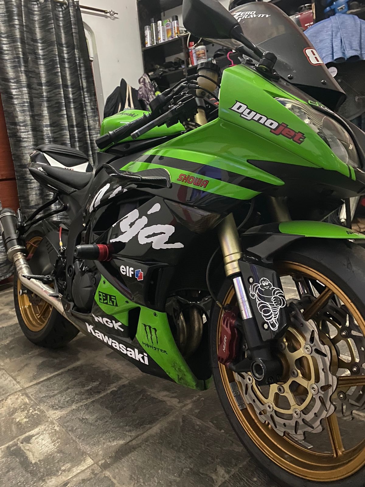 ここ A vendre Kawasaki ZX6R Year 2010 Fully equipped Tel 5776 1665 Tel