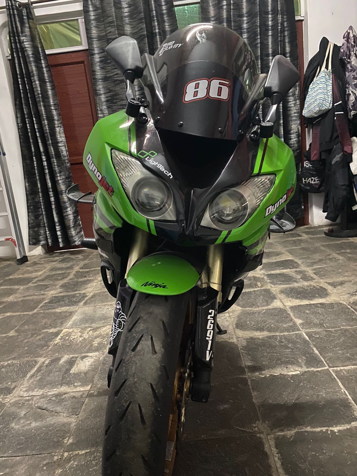 A vendre Kawasaki ZX6R Year 2010 Fully equipped Tel 5776 1665 Tel