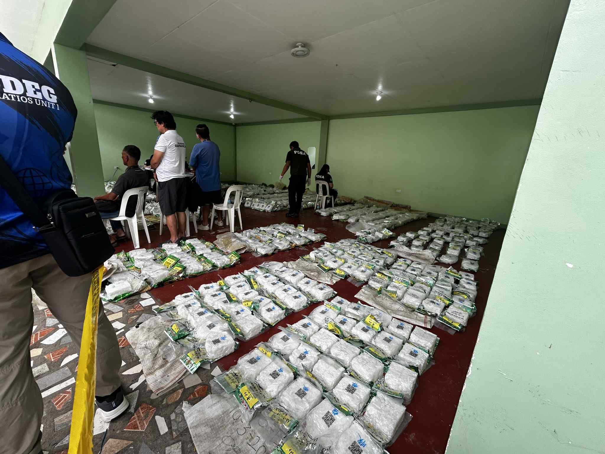 GMA - Nasabat ng mga awtoridad ang P6.8-billion halaga ng hinihinalang ...