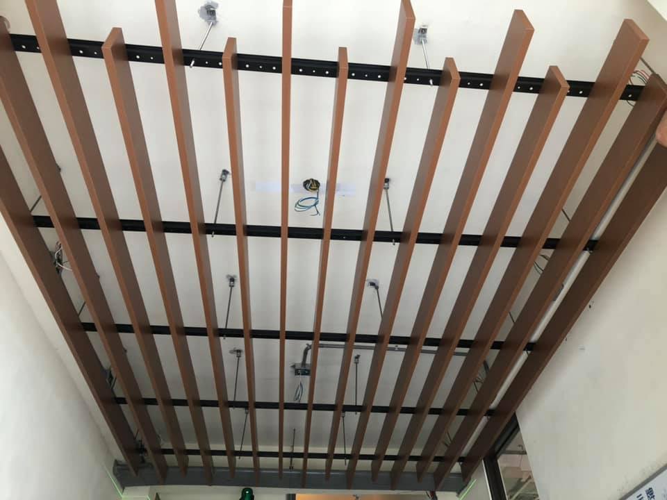 金屬天花系列 鋁格柵木紋障板 乙鴻工程有限公司 輕隔間 輕鋼架天花 暗架造型天花 金屬天花 Facebook