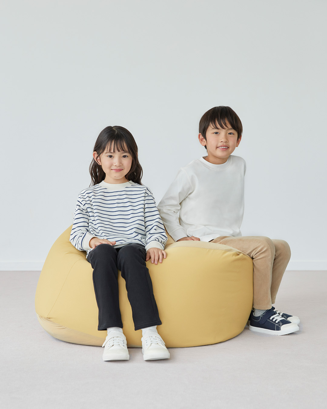 MUJI - #懶骨頭沙發 回家後躺在懶骨頭沙發上， 讓懶骨頭內裡的超微粒泡棉貼合身體曲線， 感受身體被包覆、支撐的舒適感。 | Facebook