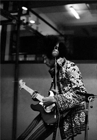 Jimi Hendrix Feelin' the music in the studio. 1969. 🎶