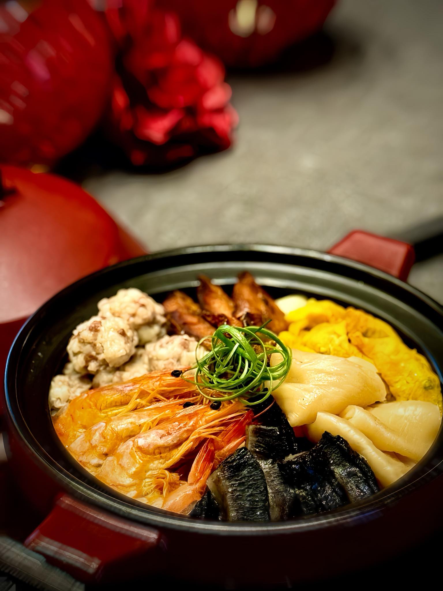 甬府 - 新年的餐桌，總有一道「全家福」。 海參、花膠、大蝦、熏魚、蛋餃、肉圓…… 山海川陸，美味入鍋，慢火煨燉，... | Facebook