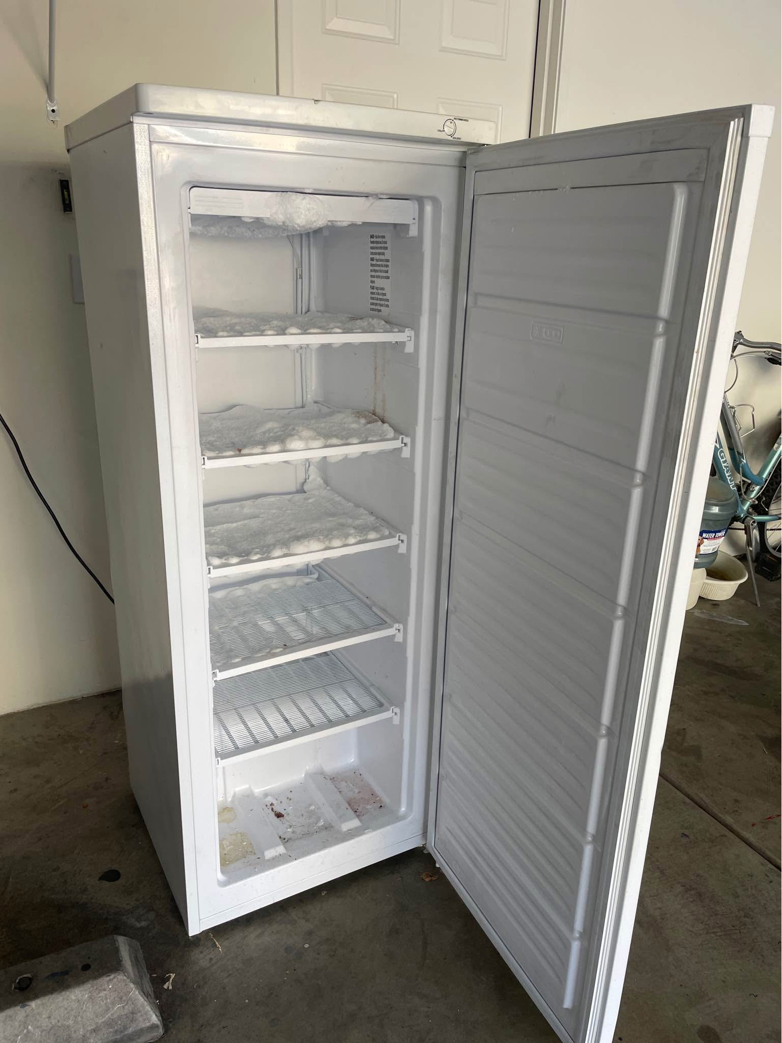 EVERYTHING MUST GO!! Magic Chef fully functional freezer ...