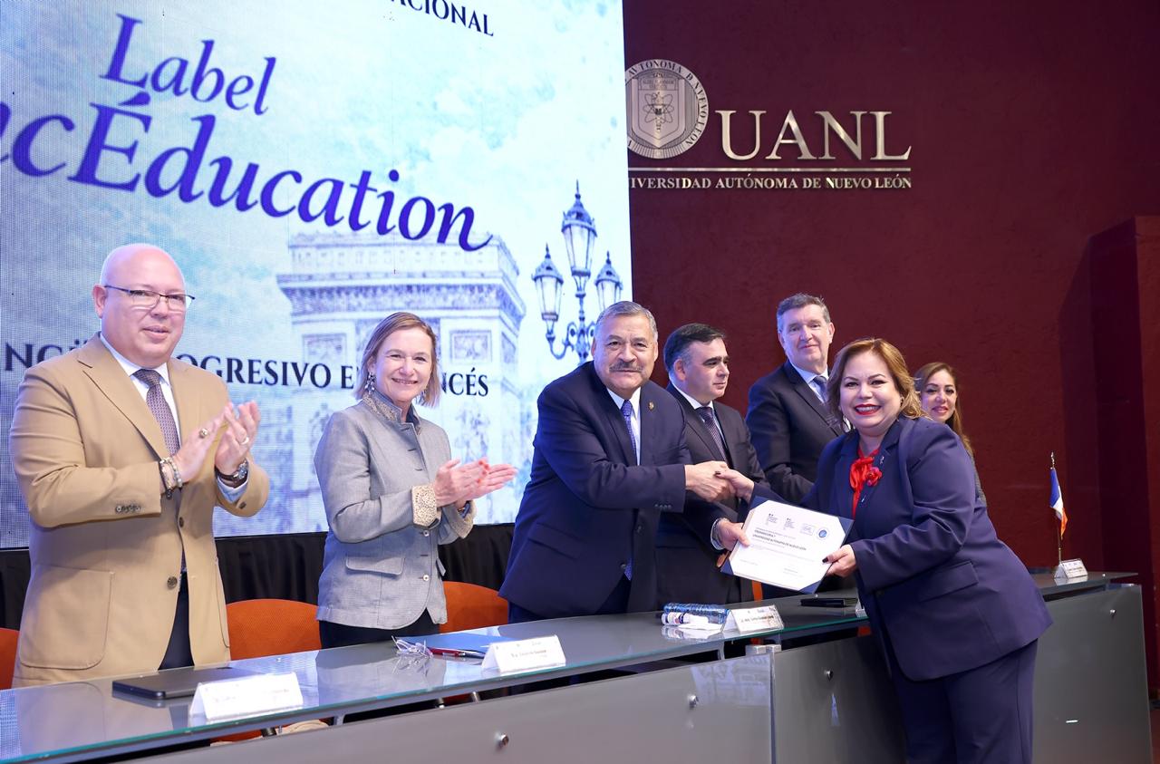 🎓🇫🇷 Refrenda la Preparatoria... - Preparatoria 7 Puentes UANL | Facebook