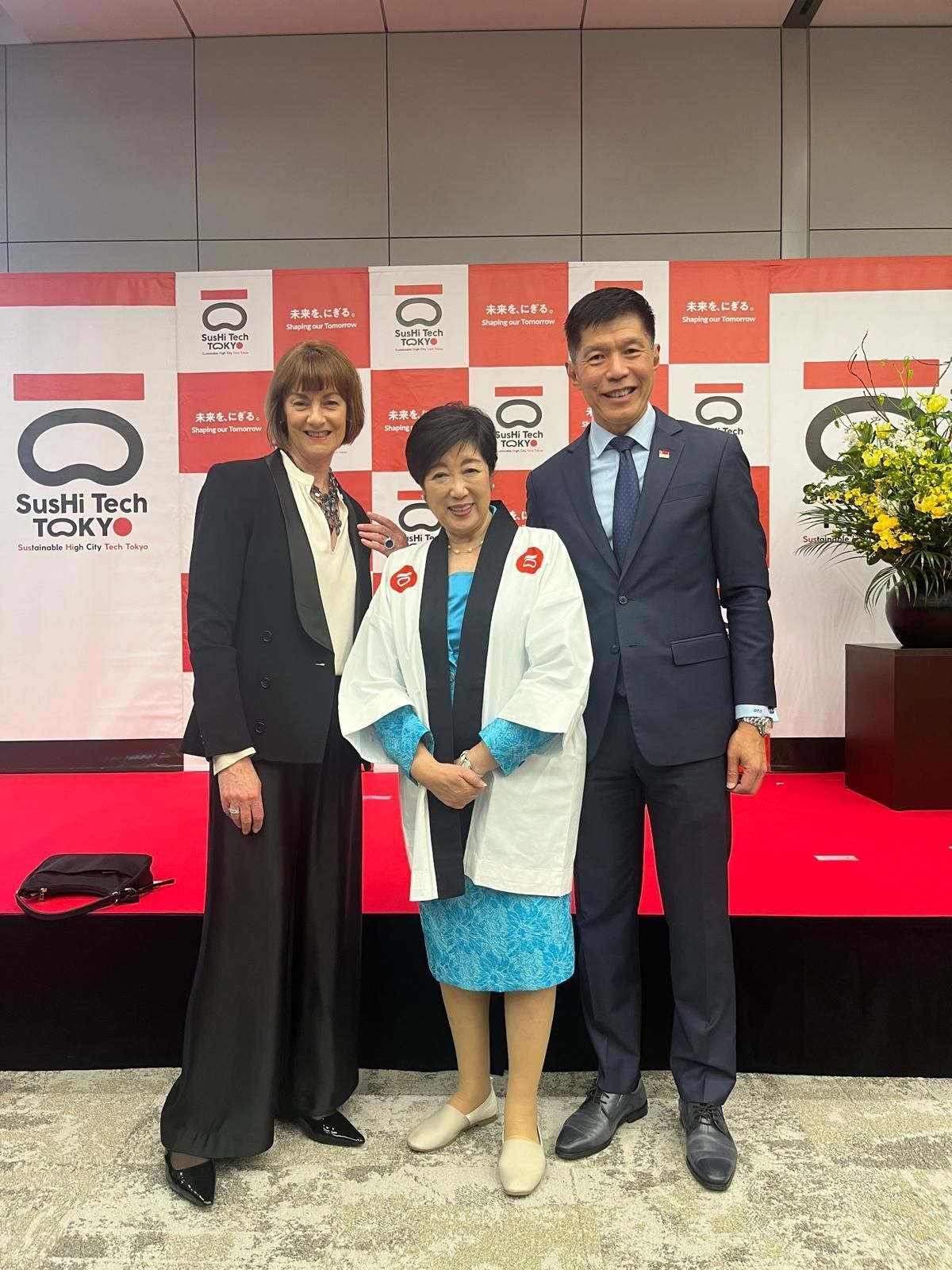 New - 日本で味わえる美味しいニュージーランドのパイを発見したシンクレア大使。 Ambassador Sinclair finds out ...
