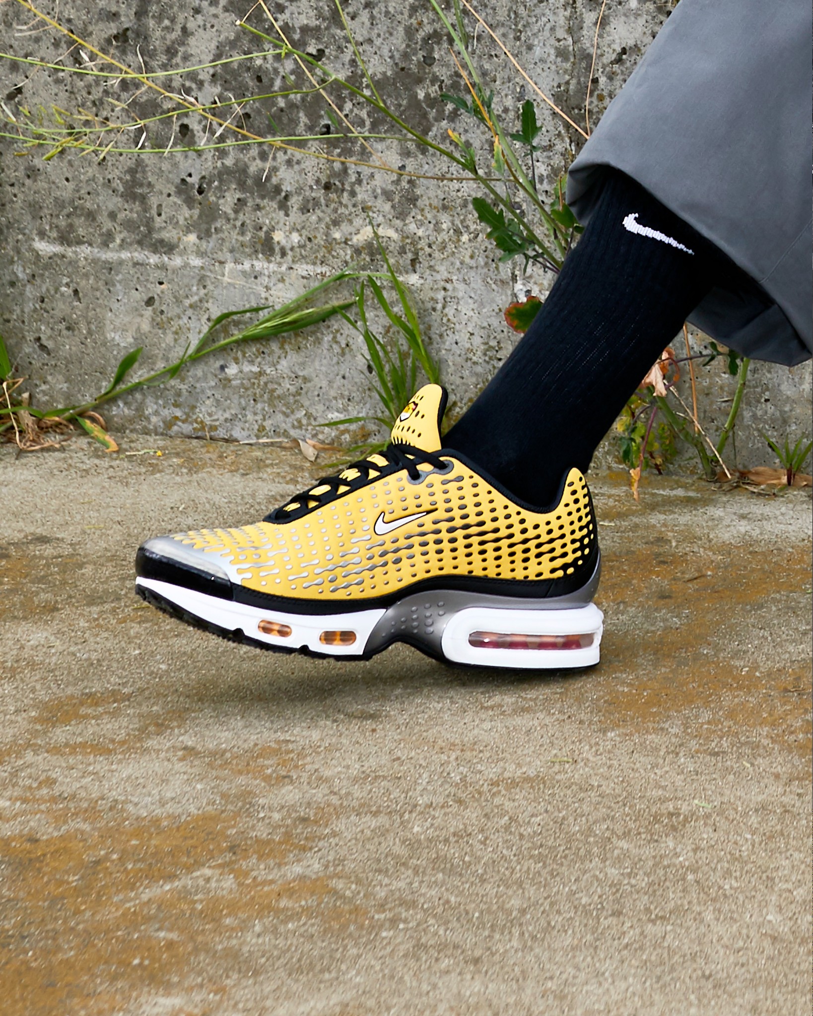 ウェア NIKE M NSW TN FB JERSEY VARSITY MAIZE Bolder than ever. 💛 🖤 The Nike Tn7 Varsity Maize drops in men's