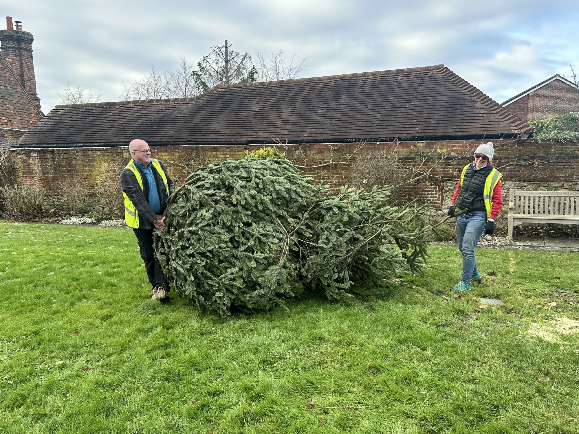 Hospice - Our Christmas Tree Recycling collection weekend is here! 🙌 👉 ...