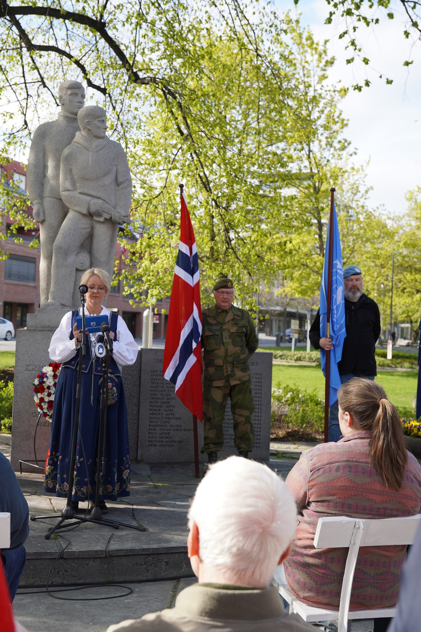 Gjøvik - Ordfører i Gjøvik, Anne Bjertnæs, holdt tale. Hun takket ...