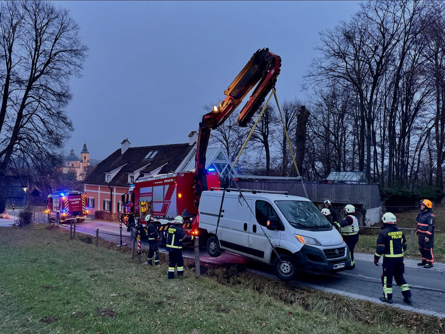 Freiwillige - Um 15:45 Uhr wurde die Freiwillige Feuerwehr Pöllau per ...