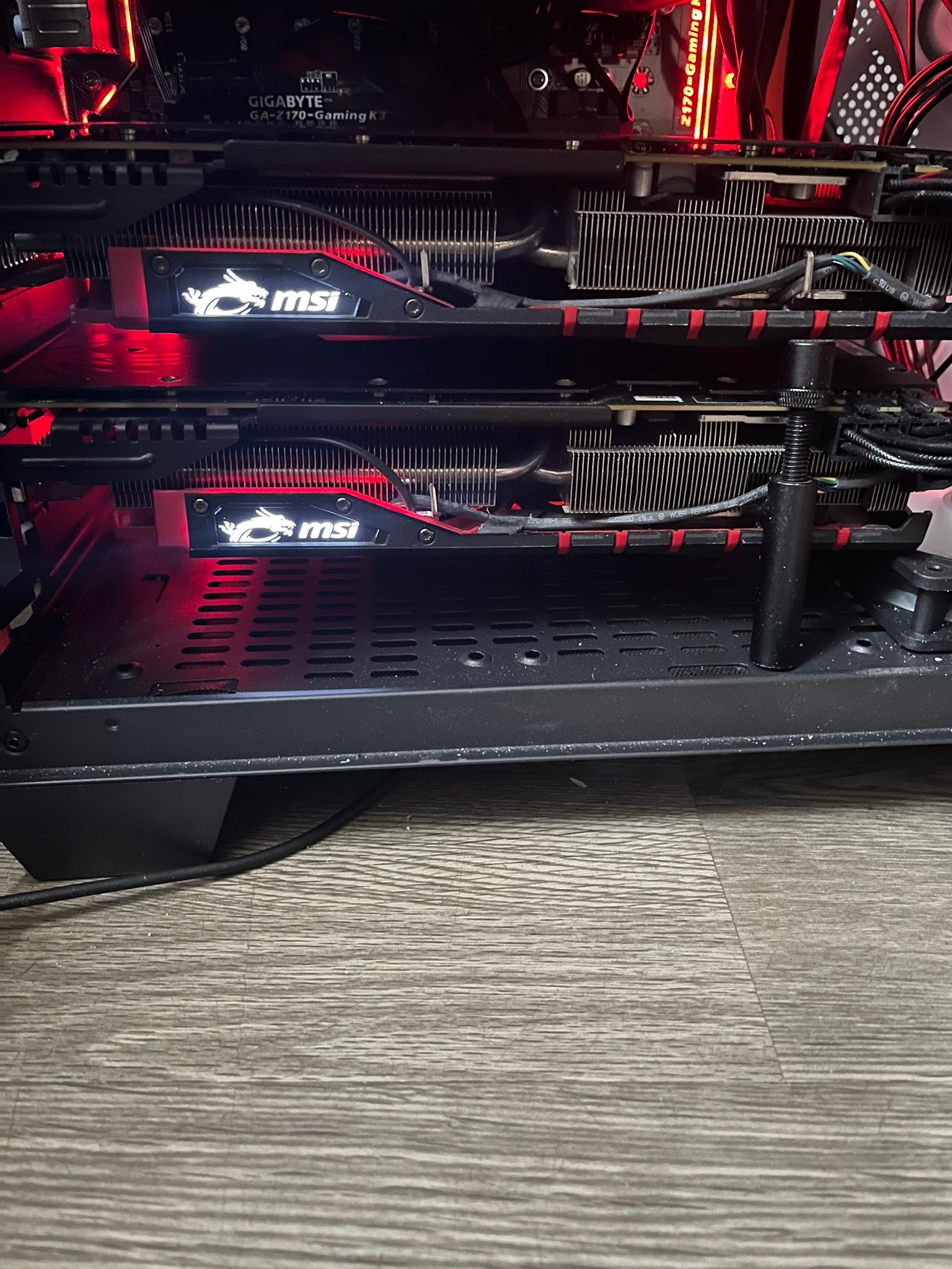 Custom PC with i7-7700 and R9 390 Crossfire plays Resident Evil at 