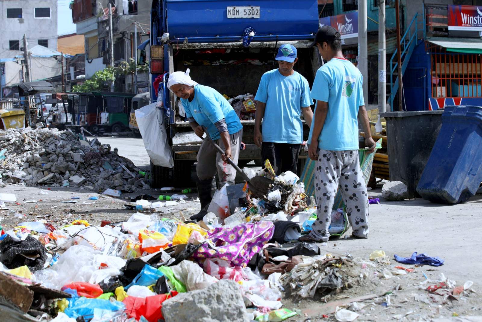 Philippine - Private garbage company workers collect trash at Baseco ...