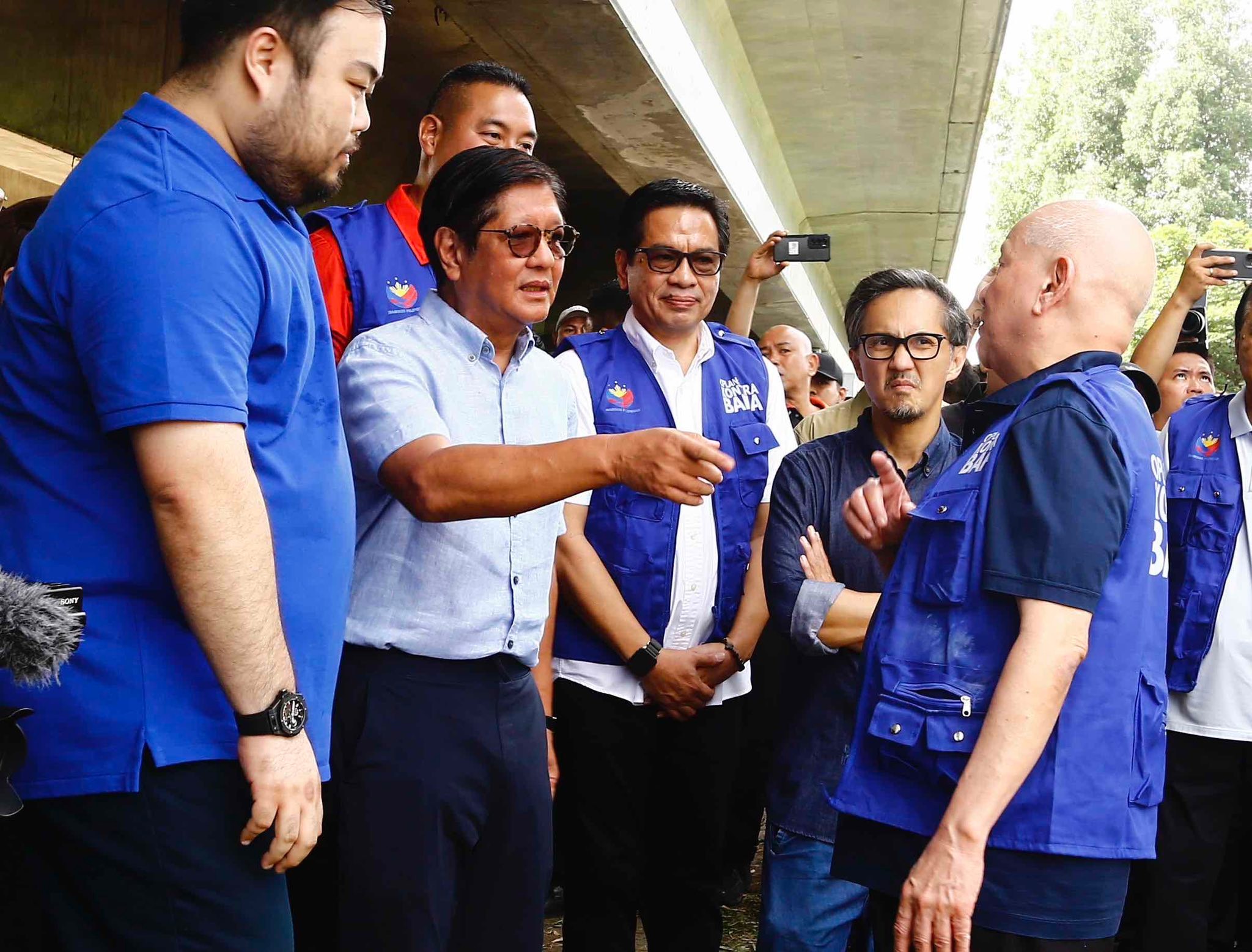 MANILA - President Ferdinand Marcos Jr., together with businessmen ...