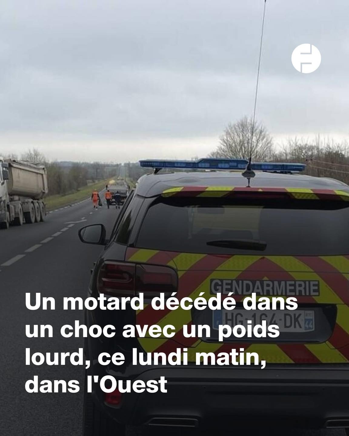 les-pour-une-raison-inconnue-une-moto-et-un-semi-remorque-sont