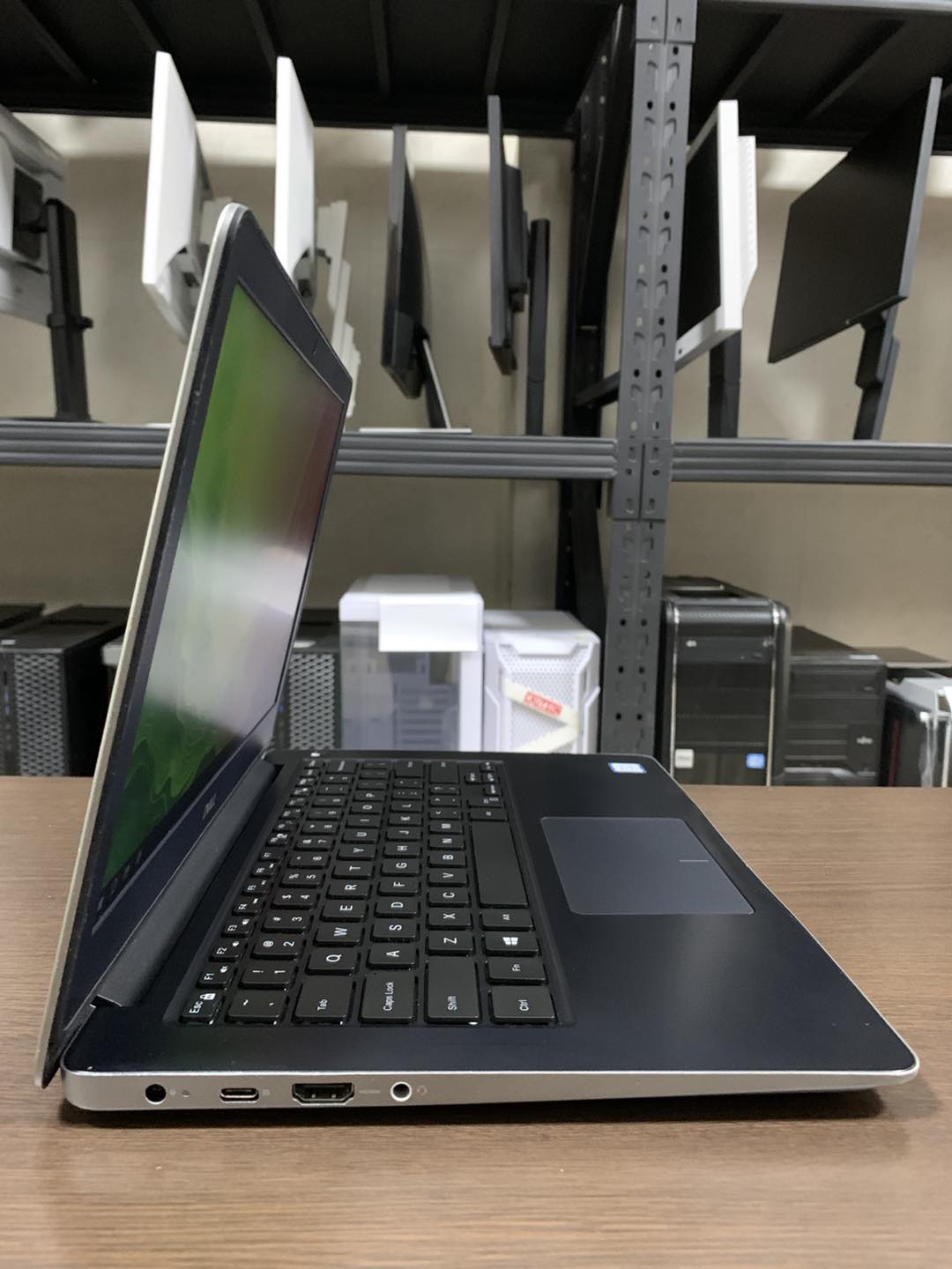Laptop Dell Vostro 5370: -Screen : 13.3-inch FHD -Keyboard: Light