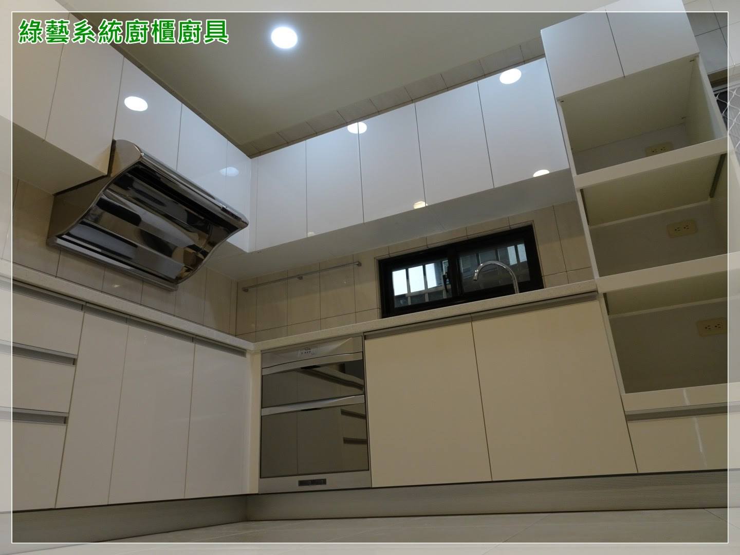 綠藝系統廚櫃廚具 - 《台南安和路》 檯面：石英石 門板：六面結晶鋼烤 把手：下櫃C型鋁把手&吊櫃無把手 #廚具...