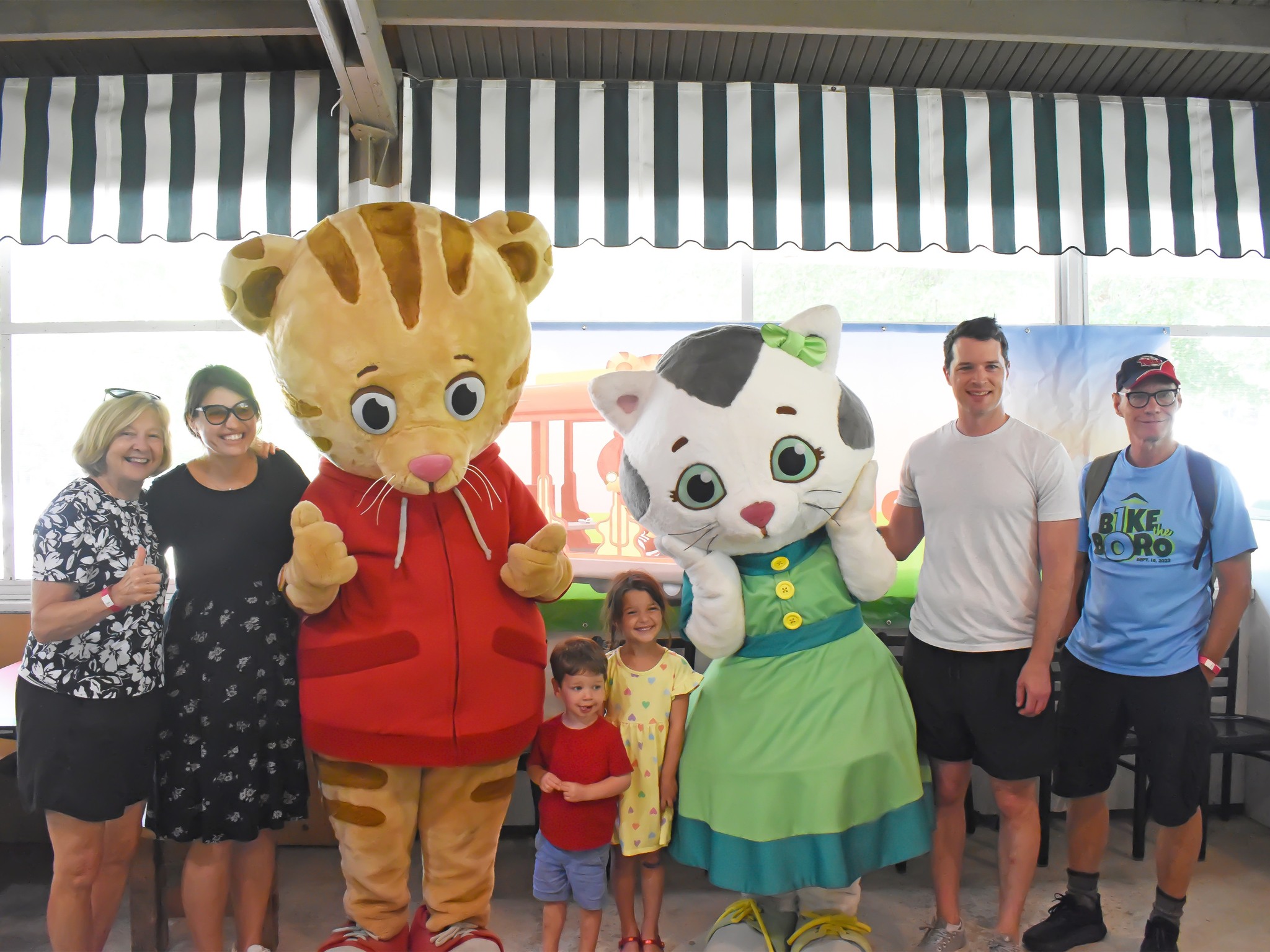 Calling all neighbors! ❤️📣 Join us for a ROAR-some Dine with