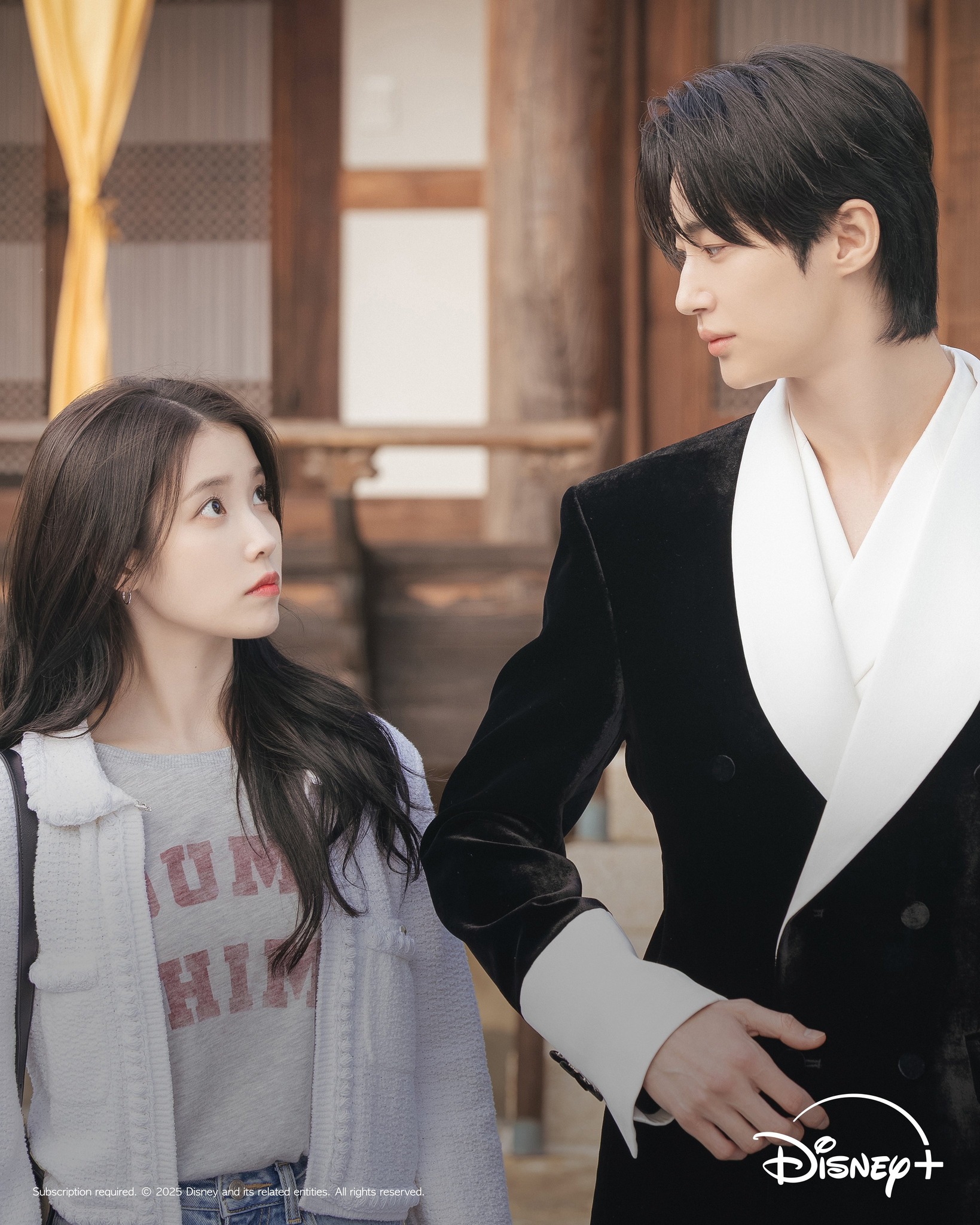 可口网 - 👑 《 #21世纪大君夫人 》 主演：#IU、#边佑锡 | Facebook